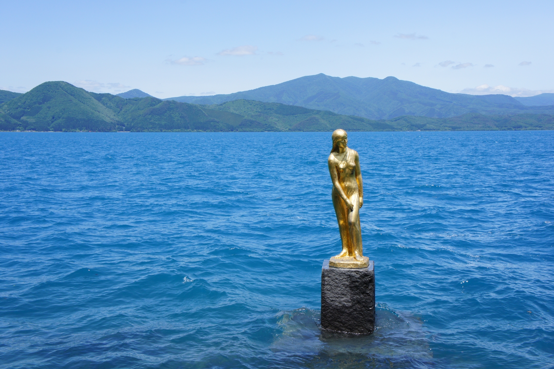 日本 で もっとも 深い 湖 は どれ